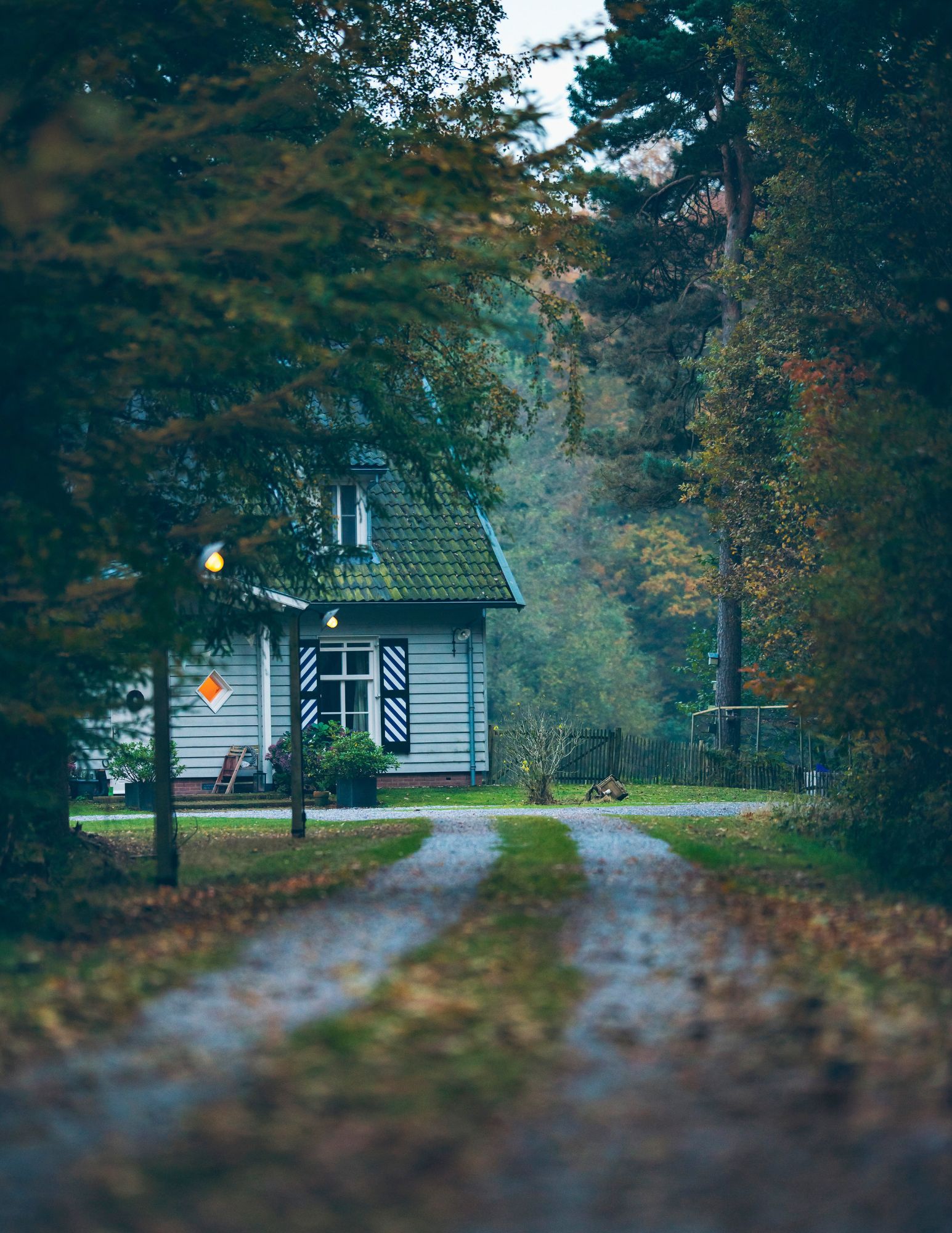 House, eerie atmosphere